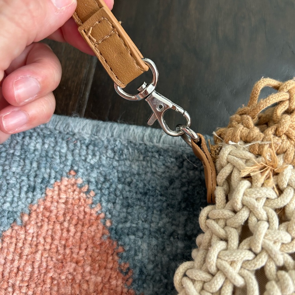 Stylish Tan and Cream Woven Handbag - Picture 4 of 8